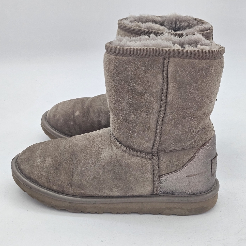 UGG Classic Short Shine Boots Dusted Cocoa Little Big Kid Size 2 Metallic Heel - Picture 2 of 11